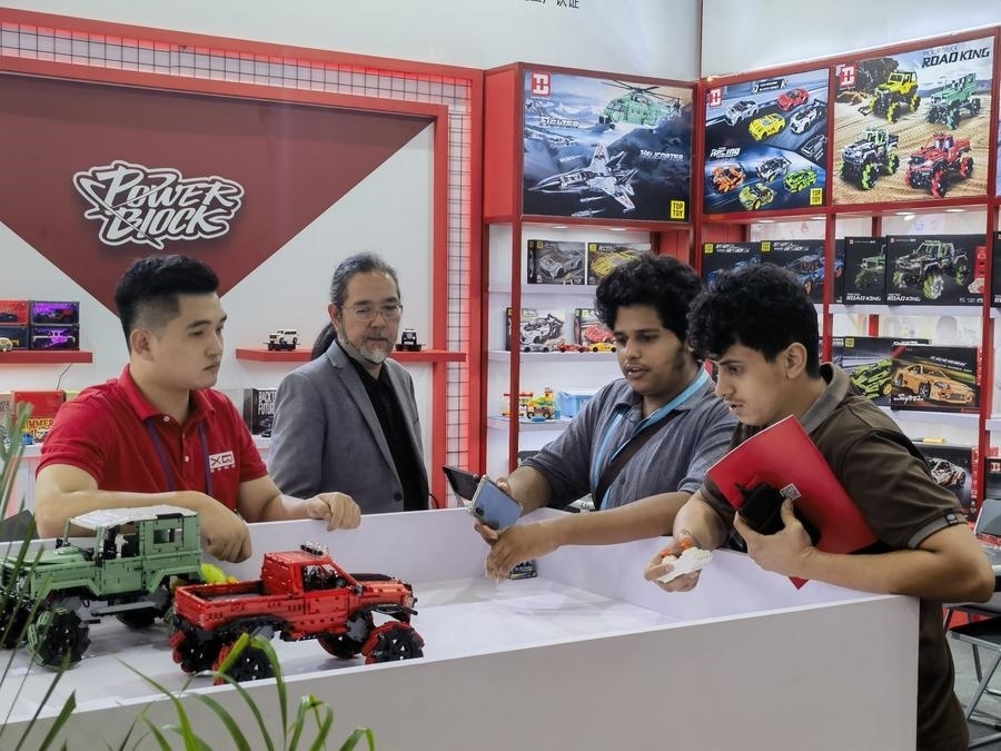 在第135屆廣交會(huì)第三期現(xiàn)場(chǎng)，采購(gòu)商在廣東信宇科技股份有限公司展位選購(gòu)、體驗(yàn)積木遙控車產(chǎn)品（5月2日攝）。新華社記者 洪澤華 攝