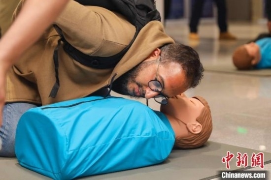 5月9日，留學(xué)生利用假人道具練習(xí)心肺復(fù)蘇技巧。張鷹 攝