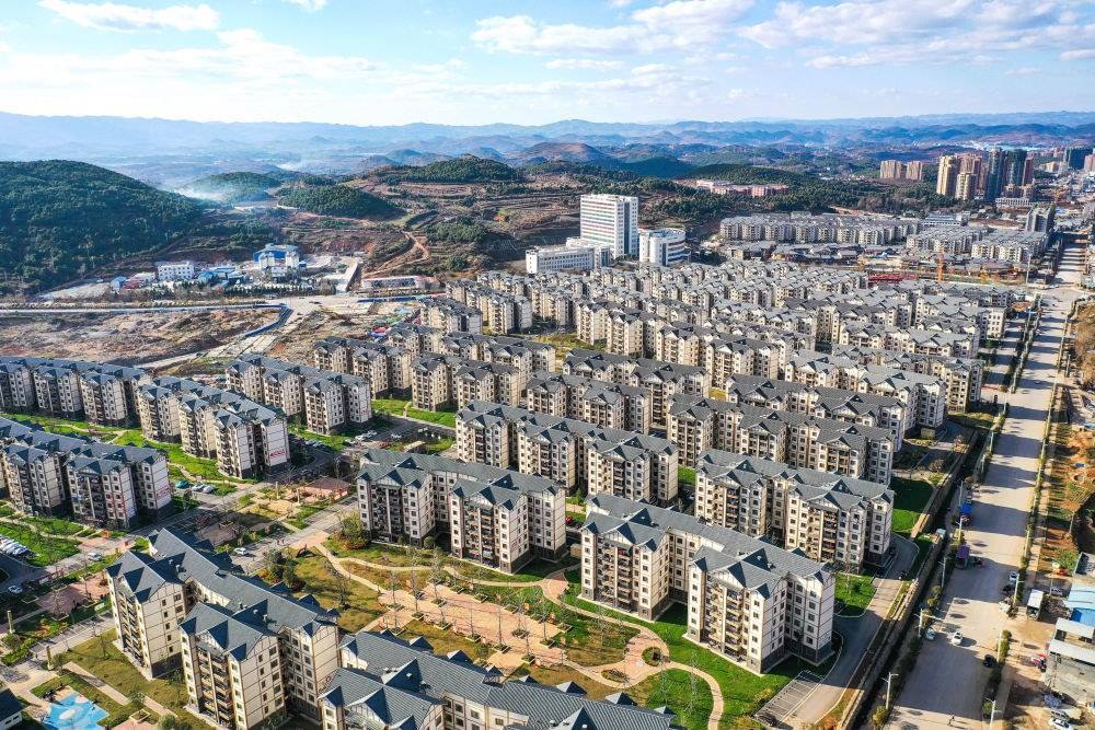 貴州省威寧縣五里崗街道朝陽新城易地扶貧搬遷安置小區(qū)（2021年11月28日攝，無人機(jī)照片）。新華社記者 楊文斌 攝