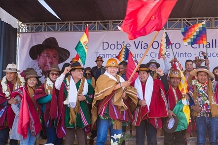 奧魯羅公路項(xiàng)目開工儀式現(xiàn)場(chǎng)，?？偨y(tǒng)路易斯·阿爾塞宣布項(xiàng)目開工。中國(guó)中鐵供圖