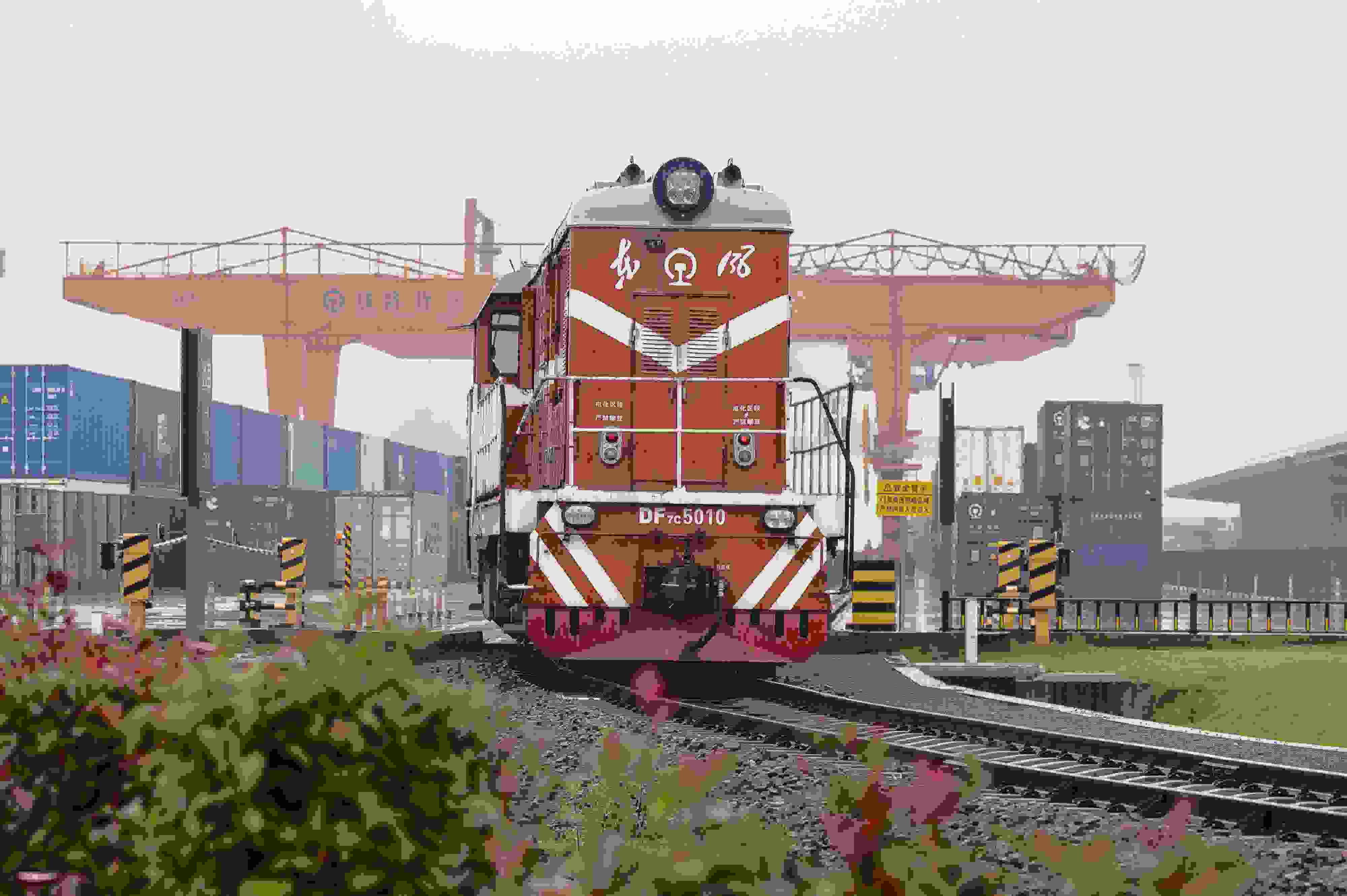 2024年5月5日，“五一”假期最后一天。在浙江省金華市金東區(qū)鐵路金華南站，一列滿載110標(biāo)箱的中歐班列緩緩啟程駛往匈牙利。