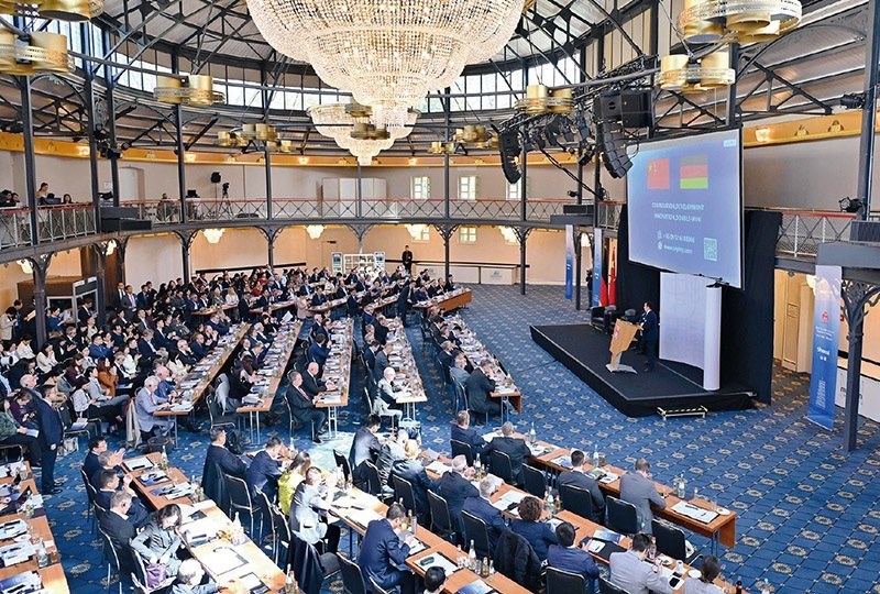 2024“投資中國”系列活動德國專場4月5日在巴登—符滕堡州首府斯圖加特市舉行，活動吸引德國工商界代表超300人參加。圖為當日拍攝的活動現(xiàn)場。 新華社記者 任鵬飛/攝