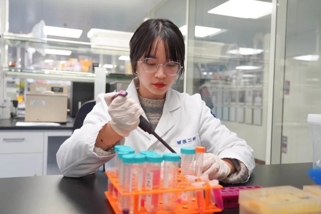 倪楚君在實(shí)驗(yàn)中。浙江大學(xué)供圖