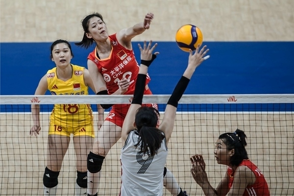 李盈瑩(上)扣球。圖片來(lái)源：國(guó)際排聯(lián)