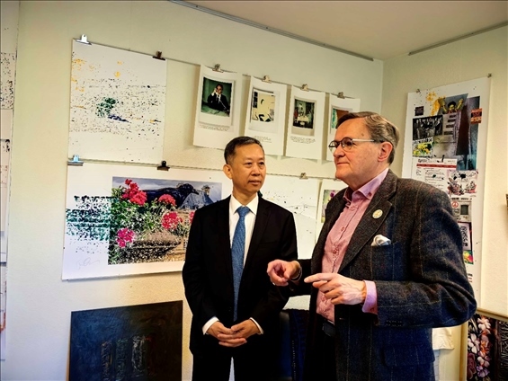 中國(guó)駐瑞典大使崔愛民和瑞典跨國(guó)和平與未來研究基金會(huì)主席約貝里。 中國(guó)駐瑞典大使館供圖