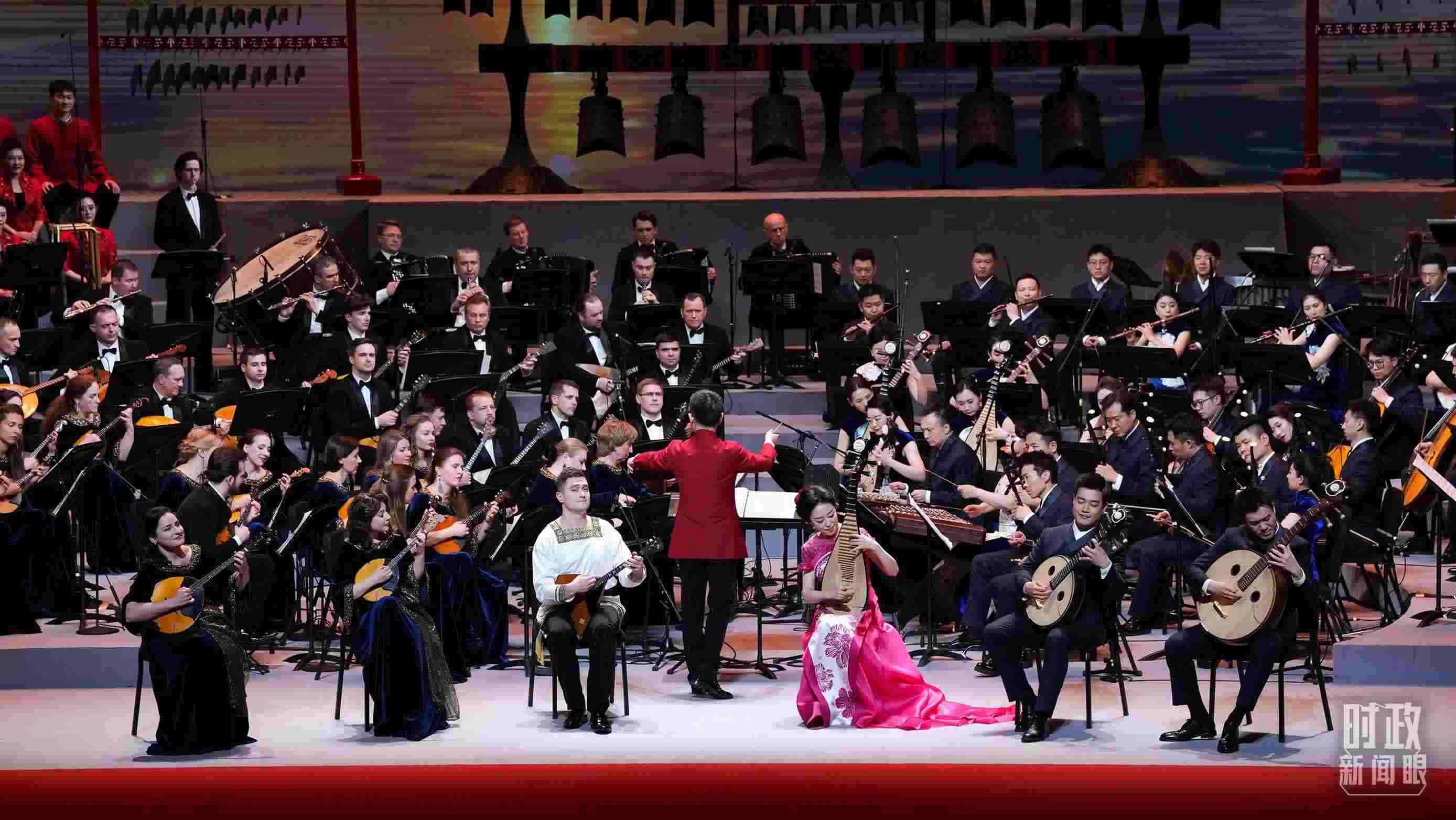 △前來(lái)參加音樂(lè)會(huì)的中俄藝術(shù)家匯聚一堂。（總臺(tái)央視記者李增仁、國(guó)廣記者李晉拍攝）