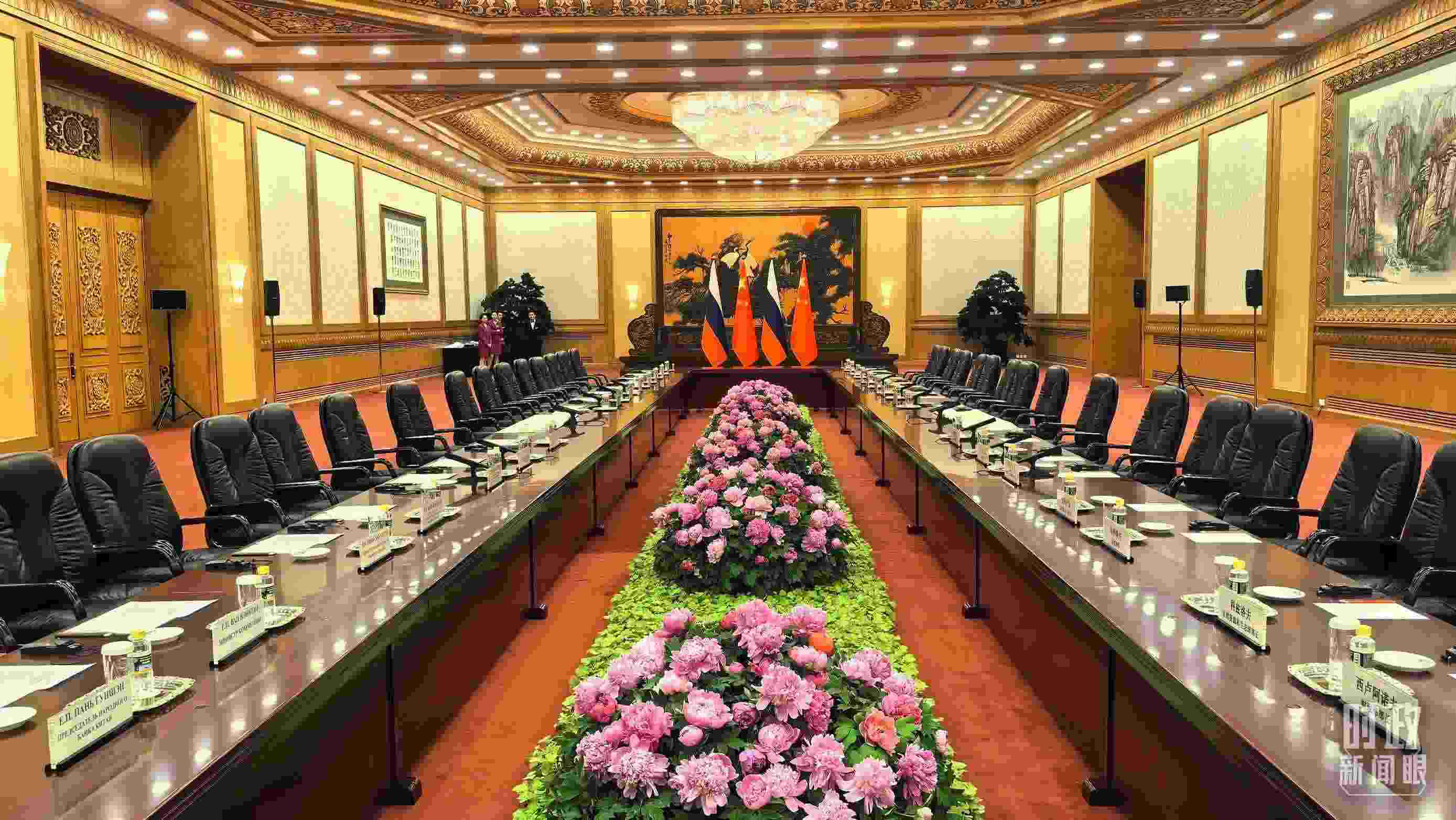 △中俄兩國(guó)元首隨后主持大范圍會(huì)談，這是會(huì)談開(kāi)始前的現(xiàn)場(chǎng)。（總臺(tái)央視記者鄂介甫拍攝）