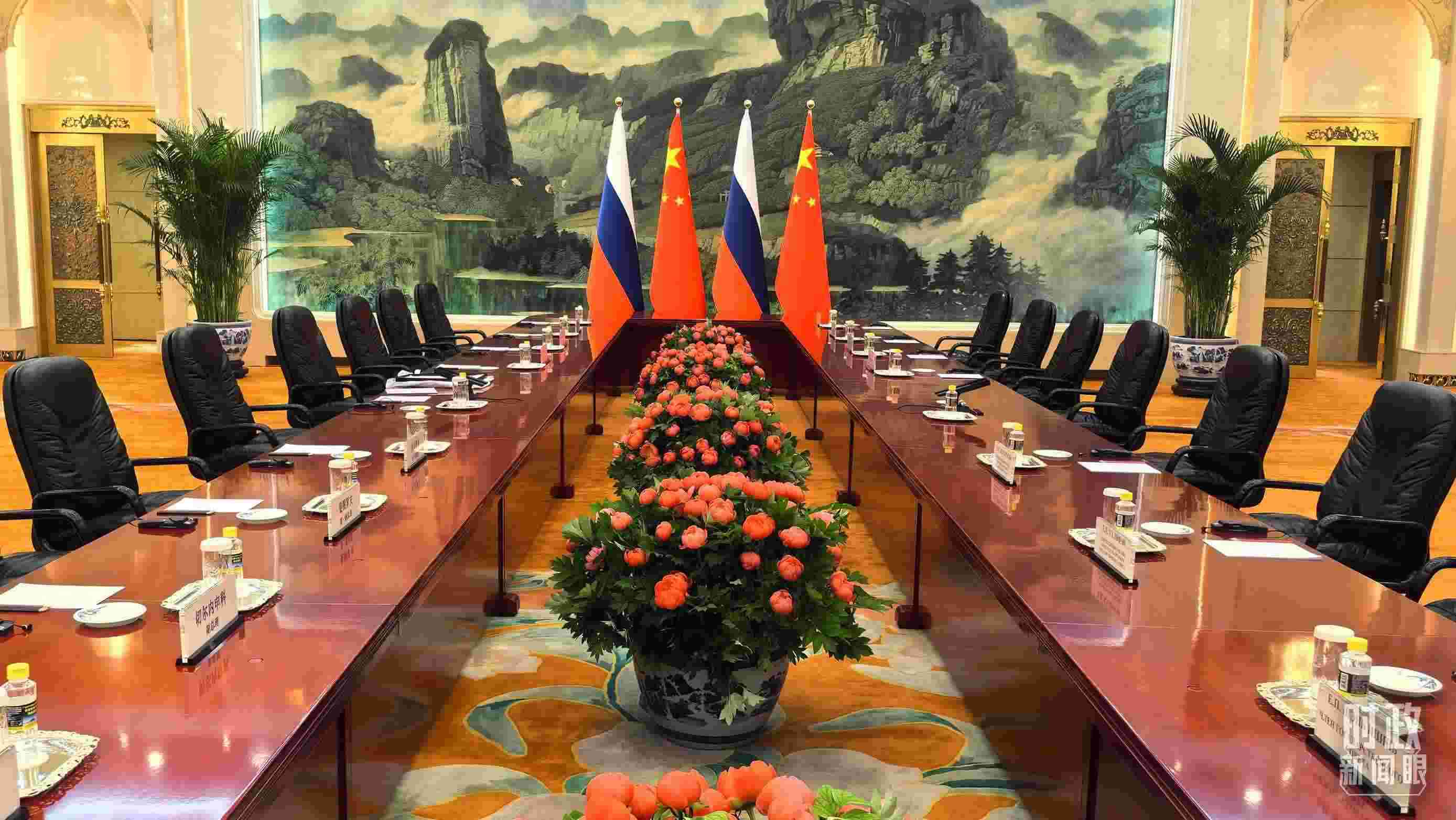 △中俄兩國(guó)元首首先舉行小范圍會(huì)談，這是會(huì)談開(kāi)始前的現(xiàn)場(chǎng)。（總臺(tái)央視記者鄂介甫拍攝）