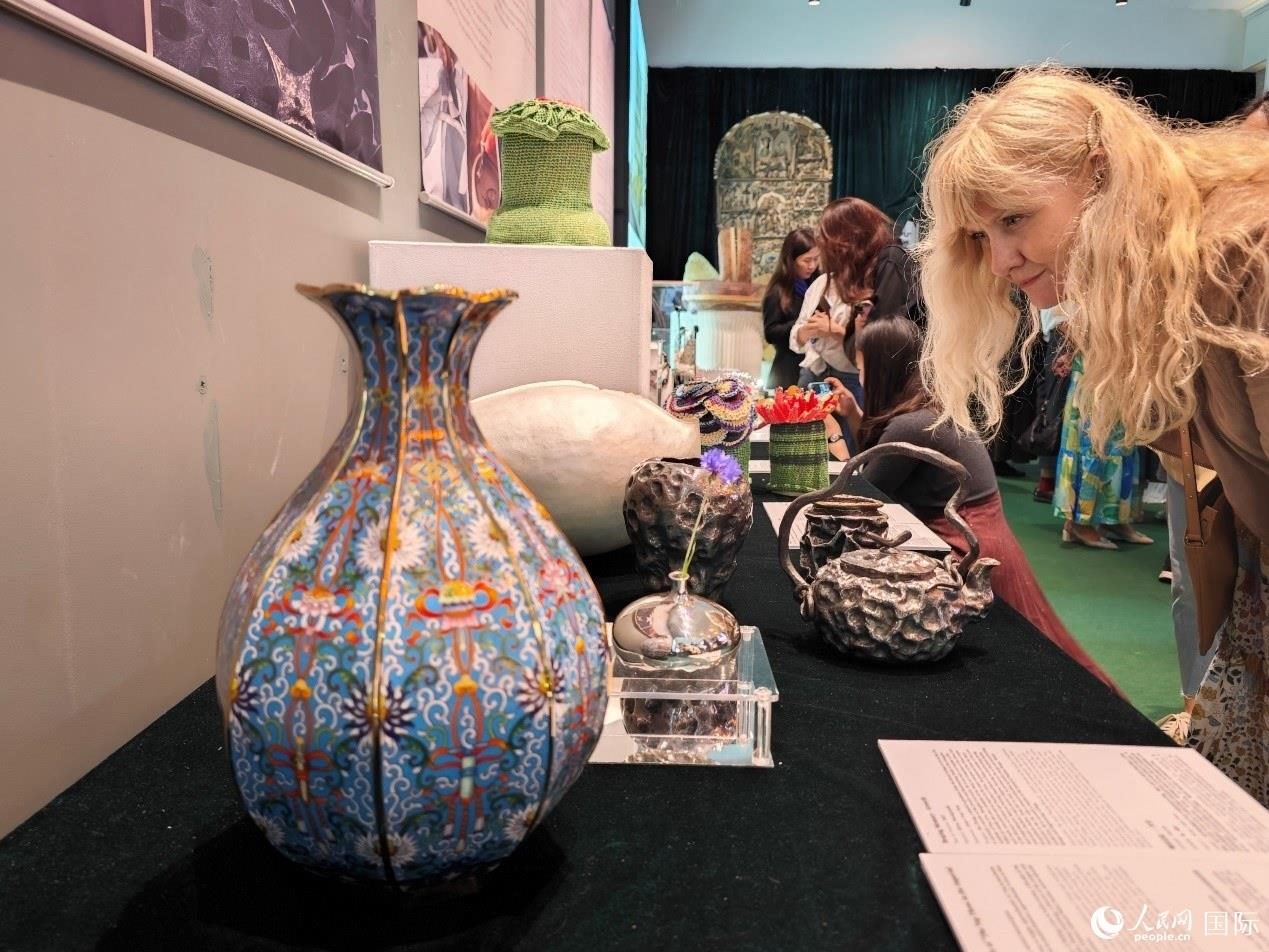 英國觀眾被中國手工藝制品所吸引。邢雪攝