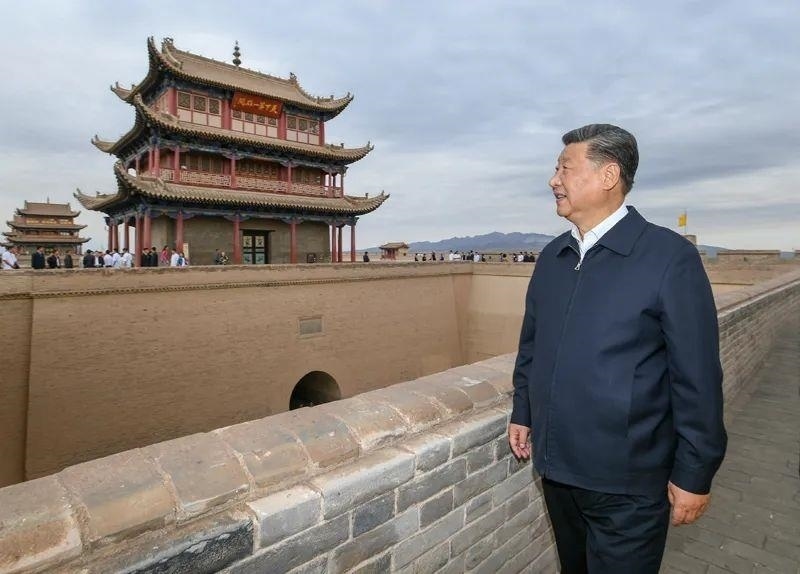 △2019年8月20日，習(xí)近平總書記來到嘉峪關(guān)關(guān)城，登上城樓察看關(guān)城整體面貌，聽取河西走廊長城、關(guān)隘歷史文化情況介紹。