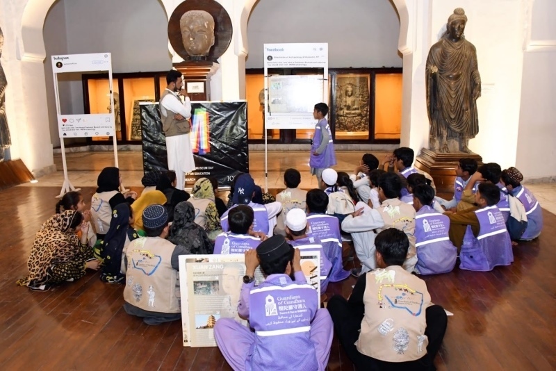 志愿者在博物館給孩子們開展互動講解?！瓣恿_守護人”供圖