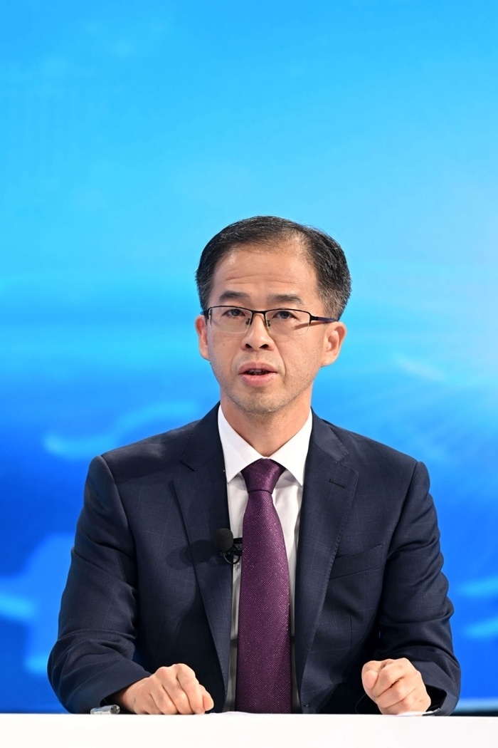 商務(wù)部政研室副主任丁維順在“中國經(jīng)濟(jì)圓桌會(huì)”錄制現(xiàn)場交流發(fā)言。新華社記者 金良快 攝