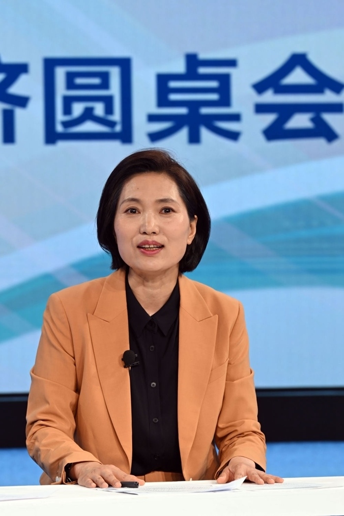 中國宏觀經(jīng)濟(jì)研究院對(duì)外經(jīng)濟(jì)研究所研究員曲鳳杰在“中國經(jīng)濟(jì)圓桌會(huì)”錄制現(xiàn)場交流發(fā)言。新華社記者 金良快 攝