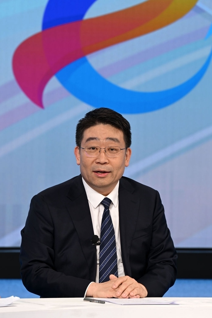 國家發(fā)展改革委產(chǎn)業(yè)司副司長霍福鵬在“中國經(jīng)濟(jì)圓桌會(huì)”錄制現(xiàn)場交流發(fā)言。新華社記者 金良快 攝