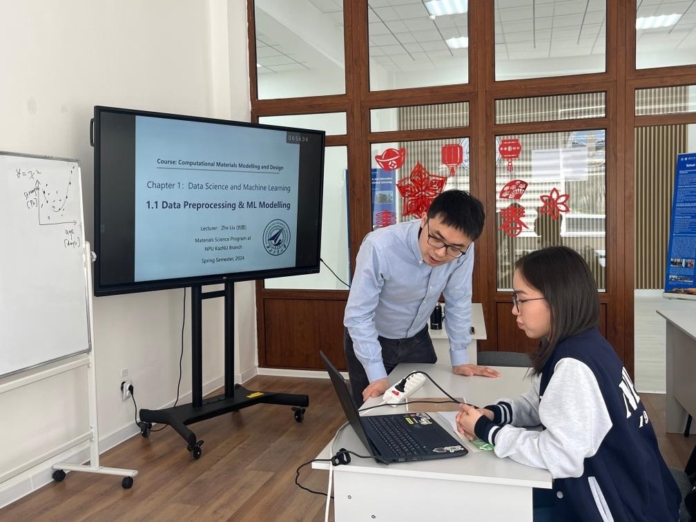2024年4月，西北工業(yè)大學(xué)材料學(xué)院劉哲教授在西北工業(yè)大學(xué)哈薩克斯坦分校授課。（西北工業(yè)大學(xué)供圖）