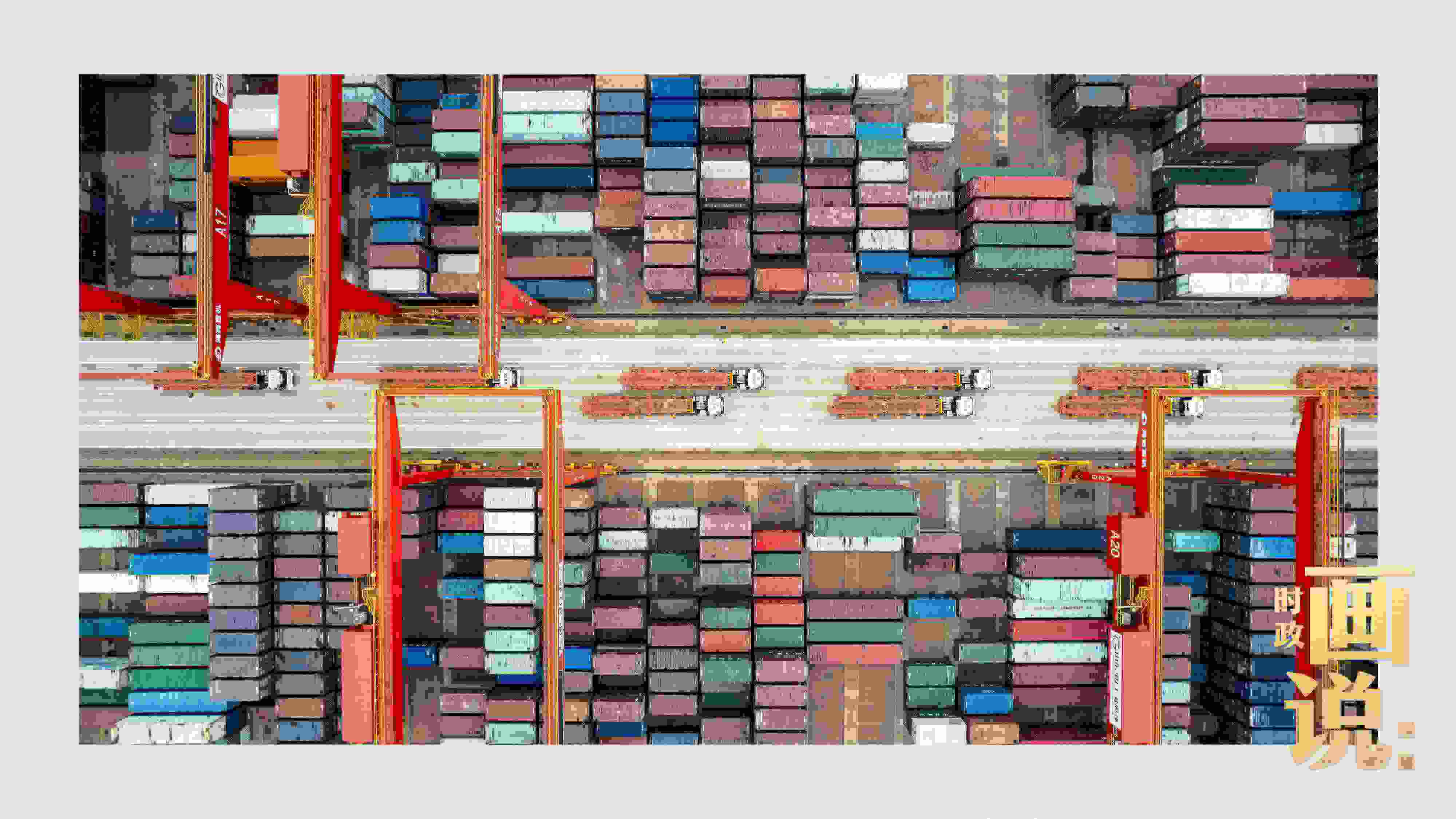 △相比于傳統(tǒng)碼頭，智慧、綠色的全自動(dòng)化集裝箱碼頭單機(jī)效率可提升50%，綜合成本降低70％，人力成本下降80%，每年可削減碳排放9720噸。