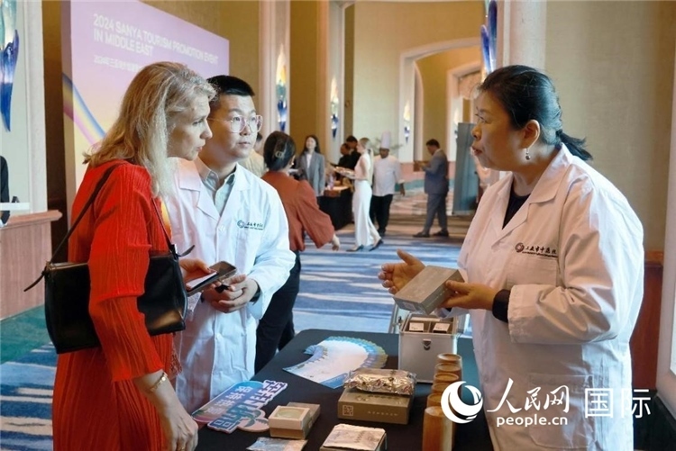 三亞市中醫(yī)院代表向來賓介紹中醫(yī)。人民網(wǎng)記者管克江攝