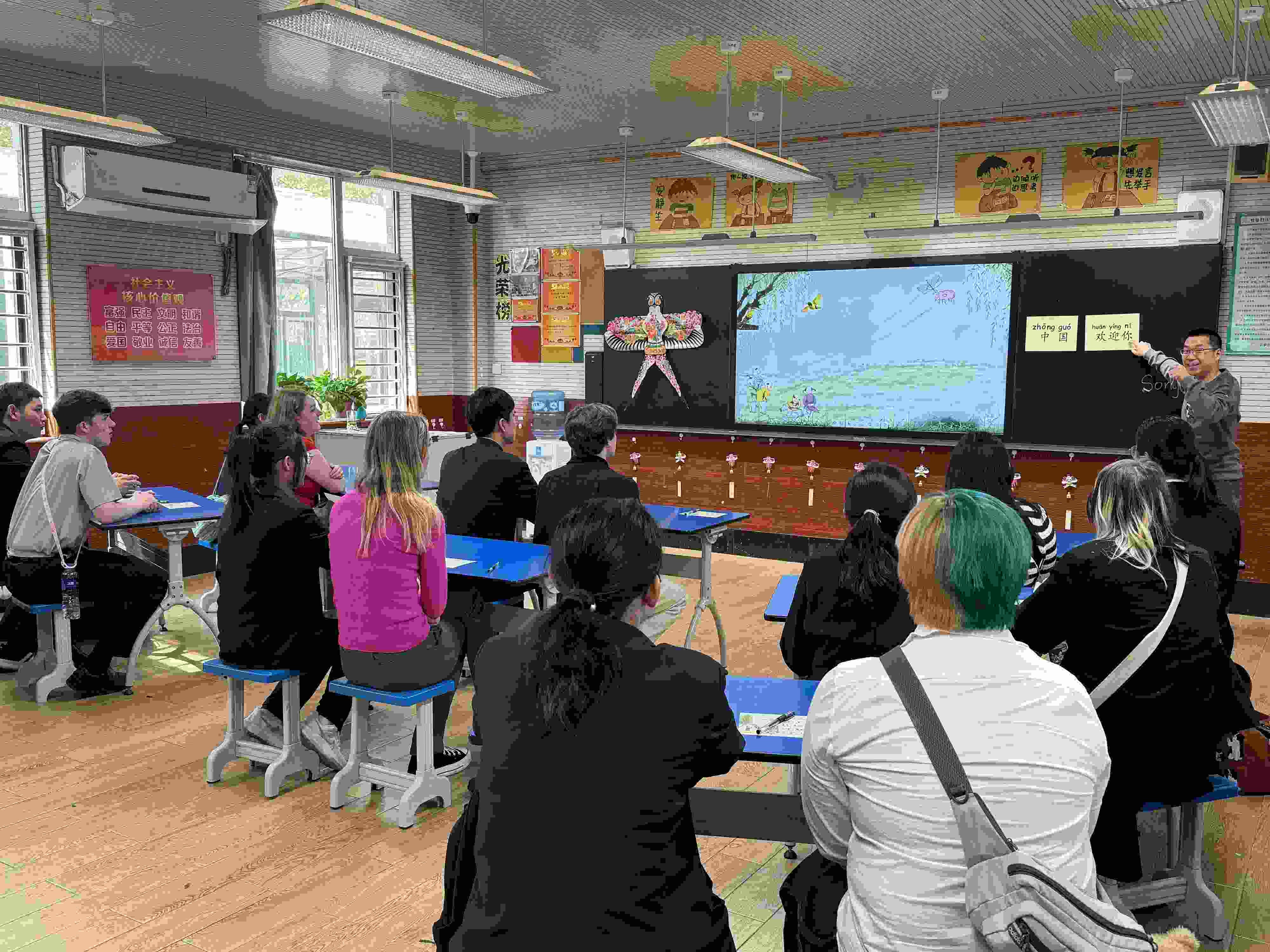 2024年4月20日，美國艾奧瓦州馬斯卡廷高中“友誼傳承”研學團來到石家莊外國語學校，中美學生同上一節(jié)中文課。