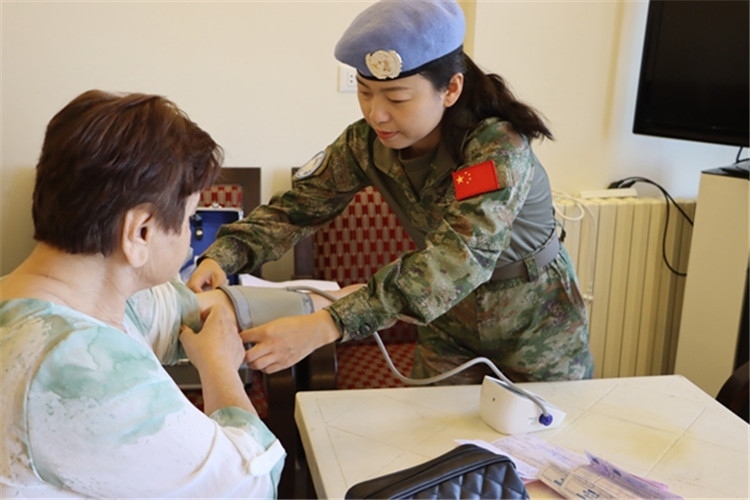 【1】 醫(yī)療分隊(duì)隊(duì)員為當(dāng)?shù)鼗颊邷y量血壓。曾德樂攝