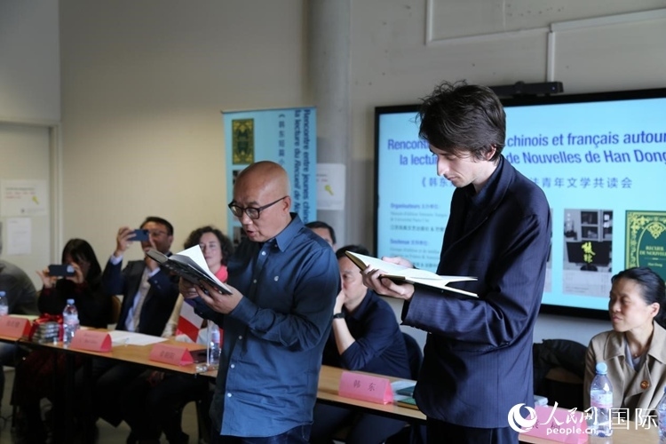 法國(guó)學(xué)子與作家韓東共讀小說(shuō)選段。人民網(wǎng)記者 于超凡攝