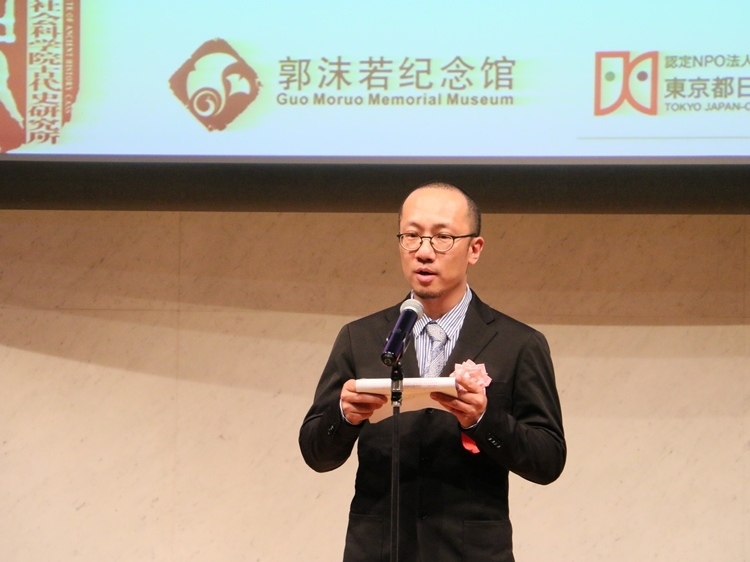 郭沫若紀念館副館長梁雪松代讀致辭。人民網(wǎng) 許可攝