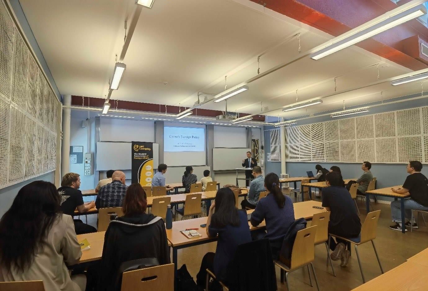 中國駐瑞典大使崔愛民與同學們互動并回答問題。中國駐瑞典大使館供圖