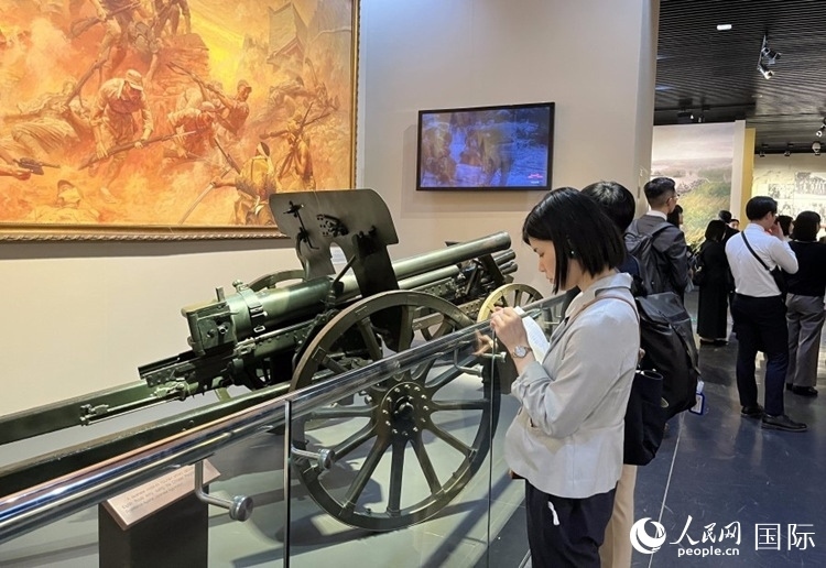 創(chuàng)價(jià)學(xué)會青年代表團(tuán)成員在中國人民抗日戰(zhàn)爭紀(jì)念館參觀。人民網(wǎng)記者 陳思攝