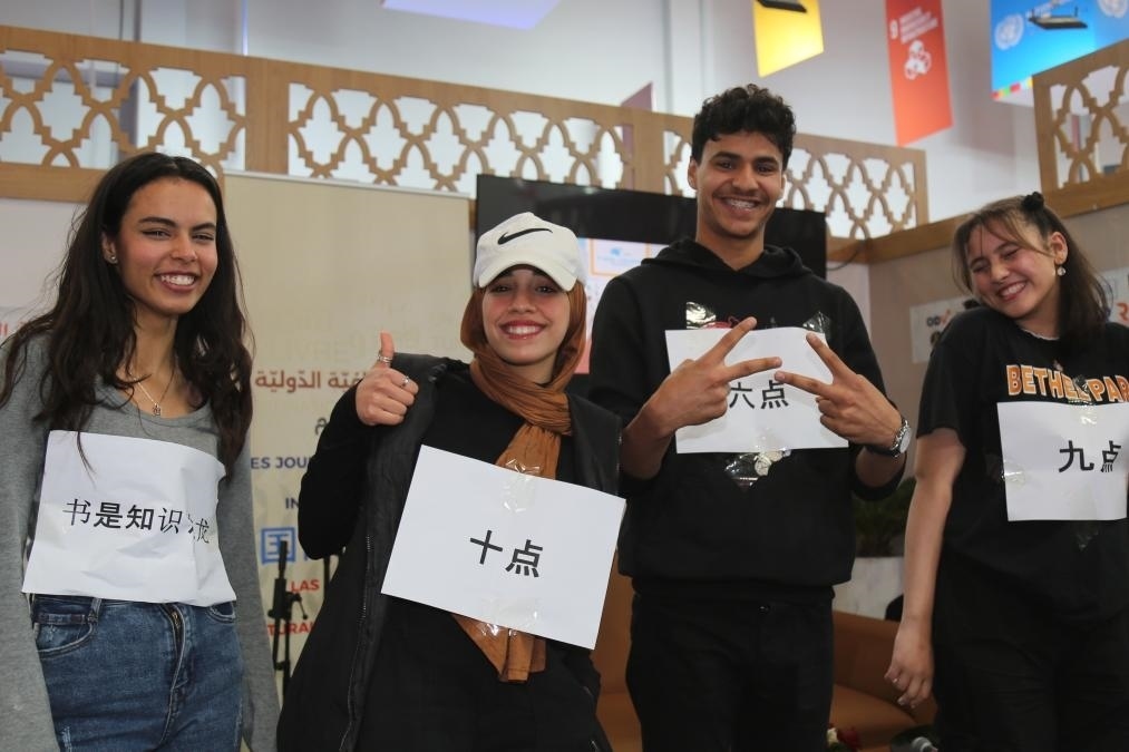 2024年4月24日，突尼斯高中生在首都突尼斯市舉辦的突尼斯國(guó)際書(shū)展上表演漢語(yǔ)節(jié)目。新華社發(fā)（阿代爾攝）