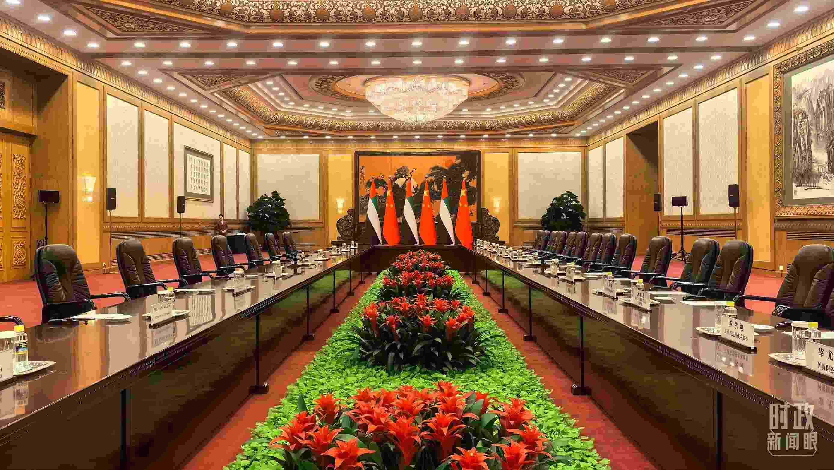 △5月30日下午，習(xí)近平主席同阿聯(lián)酋總統(tǒng)穆罕默德會(huì)談。這是會(huì)談開(kāi)始前的現(xiàn)場(chǎng)。（總臺(tái)央視記者鄂介甫拍攝）