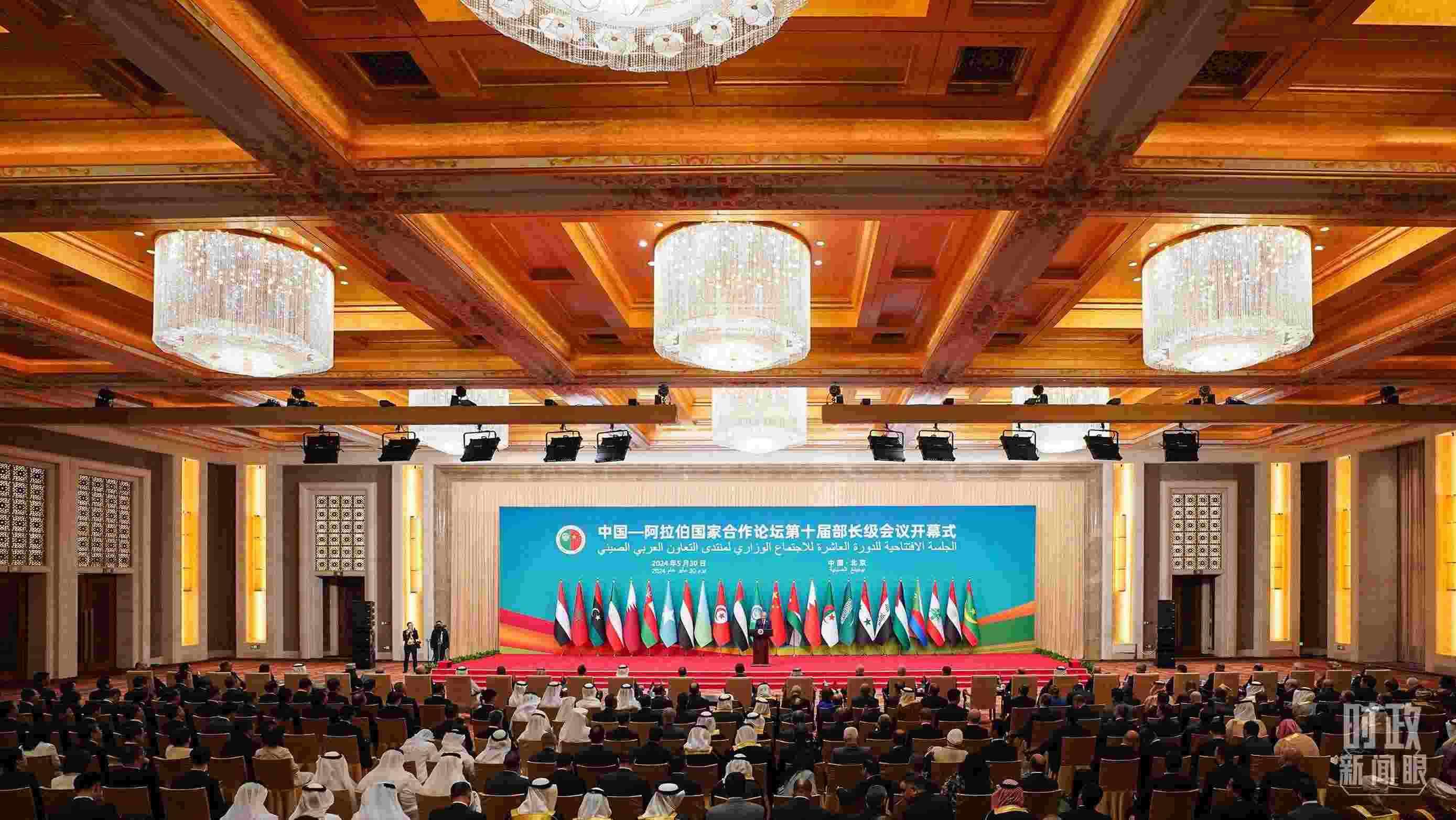 △5月30日開(kāi)幕式現(xiàn)場(chǎng)，阿盟秘書長(zhǎng)蓋特在致辭。（總臺(tái)國(guó)廣記者李晉拍攝）