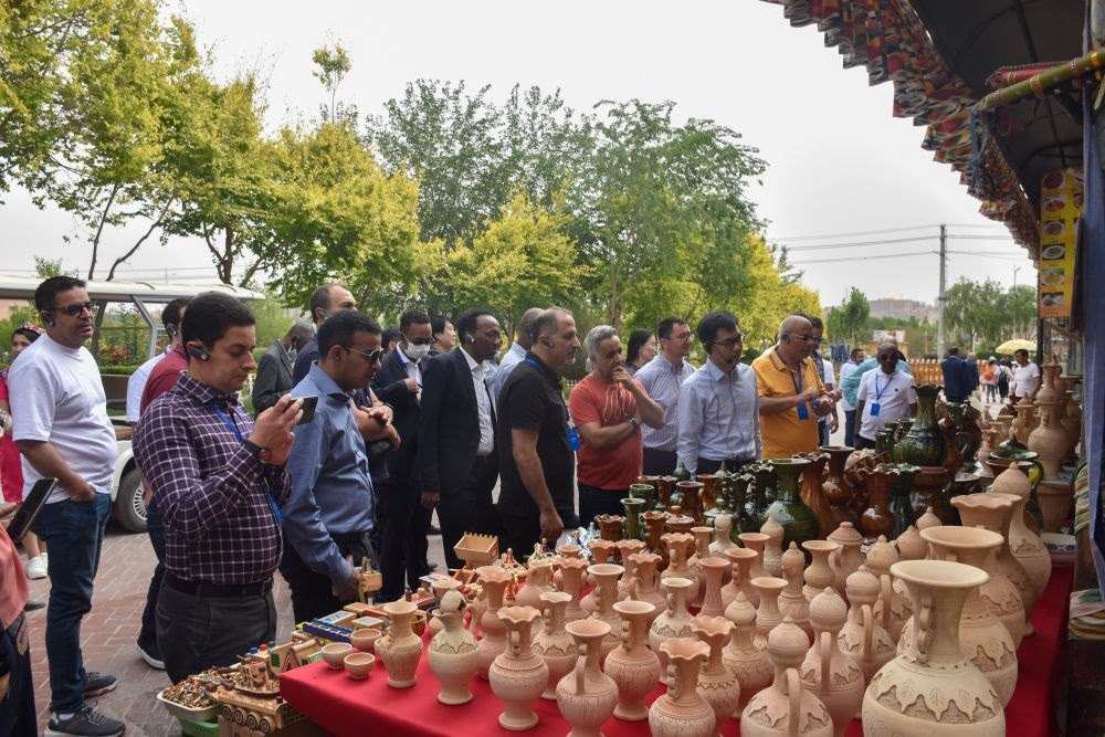 2023年5月31日，阿拉伯國家聯(lián)盟代表團(tuán)一行在新疆喀什古城參觀訪問。新華社記者 高晗 攝