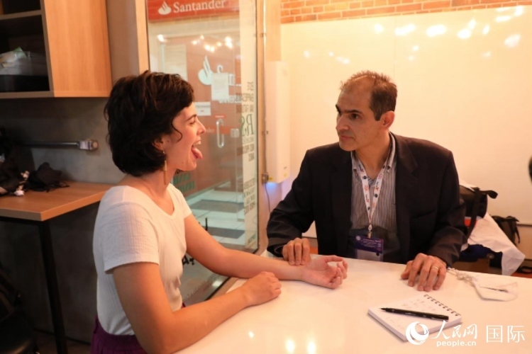 在巴西米納斯吉拉斯州首府貝洛奧里藏特開辦診所的中醫(yī)師保羅·貢扎爾韋斯，正在把脈并觀察舌苔。人民網(wǎng)記者 陳一鳴攝