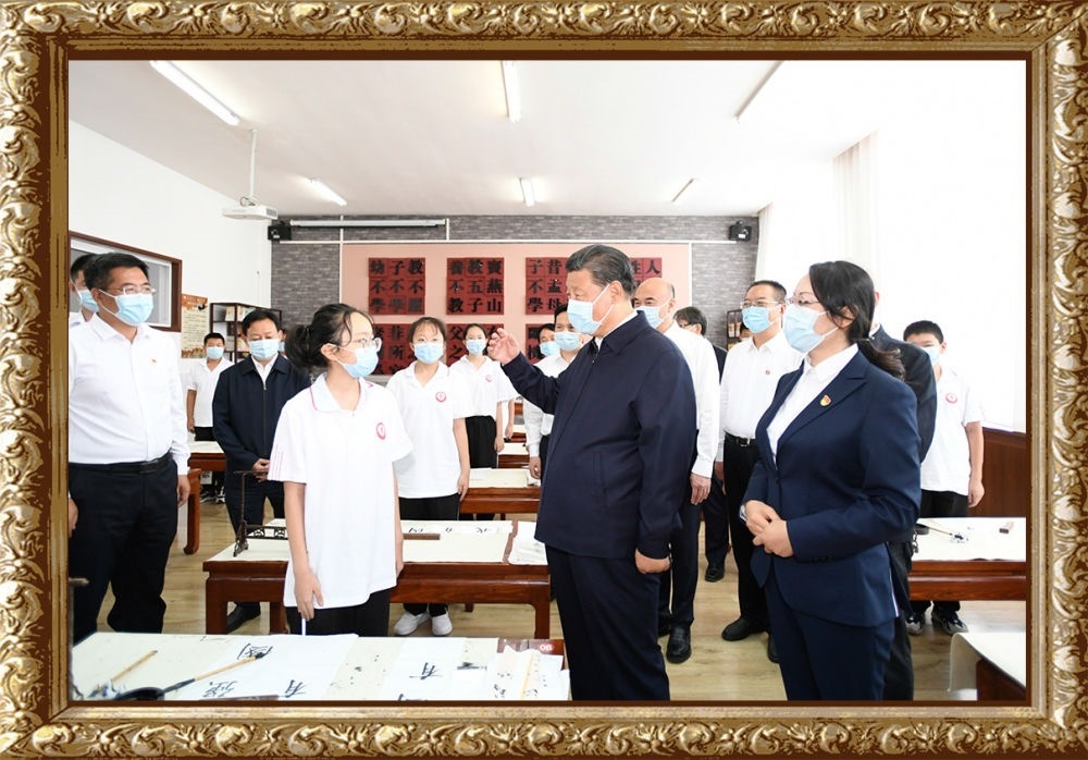 2021年9月13日至14日，習近平總書記在陜西省榆林市考察。14日上午，習近平在綏德實驗中學考察時，同正在練習書法的學生親切交流。