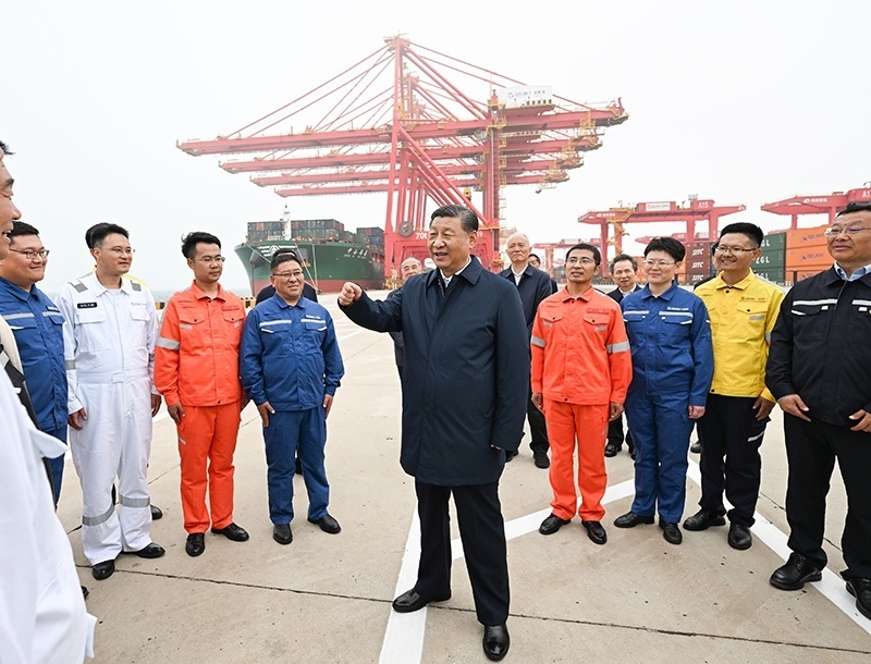 △2024年5月22日，習近平總書記在山東省日照港親切慰問港口科技工作者、運營人員、航運人員。