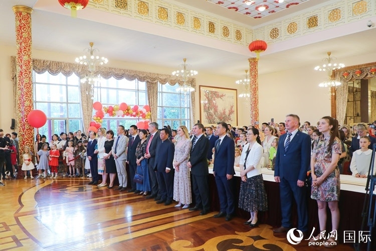 中國(guó)駐俄羅斯使館“六·一”兒童節(jié)大型招待會(huì)活動(dòng)現(xiàn)場(chǎng)。人民網(wǎng)記者 隋鑫攝