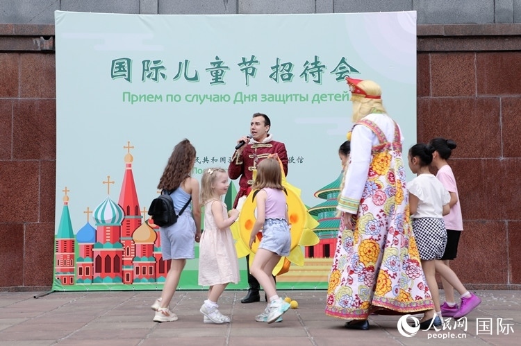 中俄兩國(guó)小朋友共同參與互動(dòng)游戲。人民網(wǎng)記者 隋鑫攝