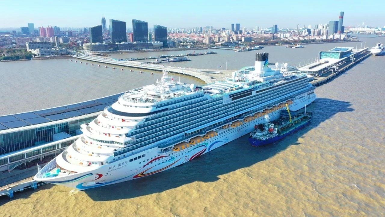 △2024年1月1日，國產(chǎn)首艘大型郵輪“愛達·魔都號”從上海吳淞口國際郵輪港開啟商業(yè)首航。