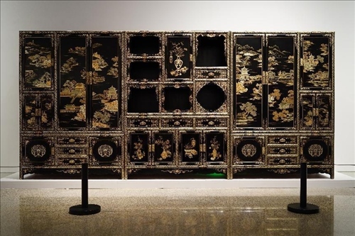 2023年7月9日，北京，中國工藝美術(shù)館·中國非物質(zhì)文化遺產(chǎn)館，“山西特色專業(yè)鎮(zhèn)·平遙非遺雙寶中華行”展覽展出的推光漆器作品。