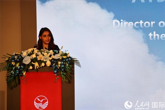 阿聯(lián)酋經(jīng)濟(jì)部旅游司司長(zhǎng)艾莎·阿菲菲致辭。人民網(wǎng)記者張志文攝