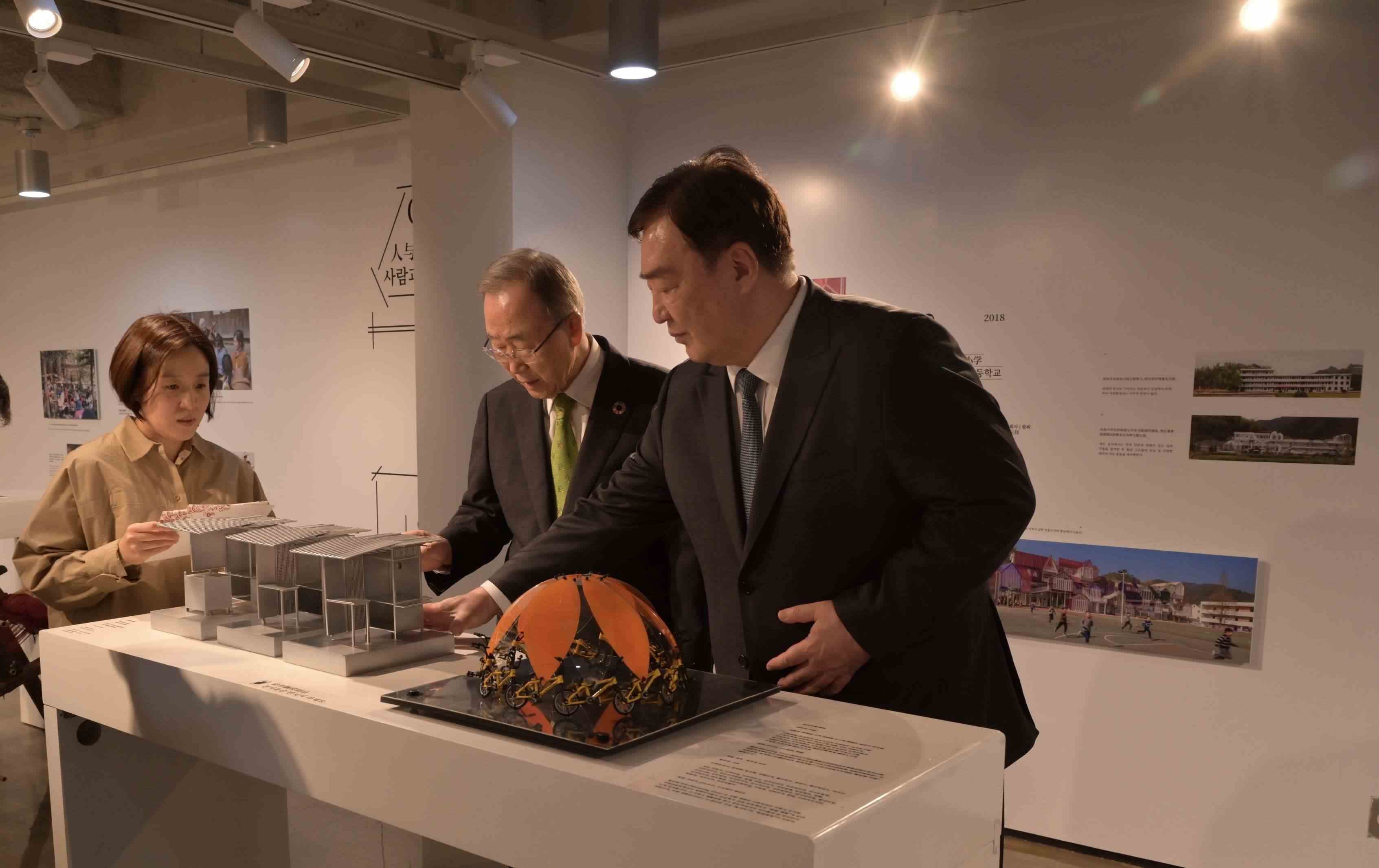 邢海明（右一）與潘基文共同參觀《自然生活傳承——美麗中國(guó)特展》。首爾中國(guó)文化中心供圖