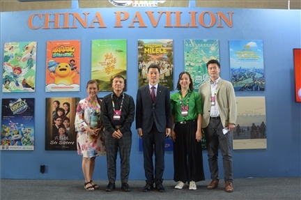 相關(guān)公司代表與中國(guó)駐里約熱內(nèi)盧總領(lǐng)館商務(wù)參贊敬艷輝在中國(guó)聯(lián)合展臺(tái)前合影。中廣國(guó)際公司供圖