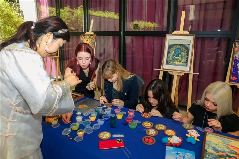 西班牙嘉賓參觀青海傳統(tǒng)手工技藝展示。主辦方供圖