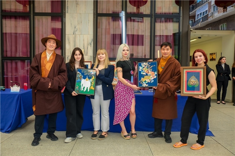 西班牙嘉賓參觀青海傳統(tǒng)手工技藝展示。主辦方供圖