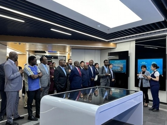 使節(jié)團(tuán)考察云上貴州大數(shù)據(jù)集團(tuán)展示中心。新華社記者 袁睿 攝