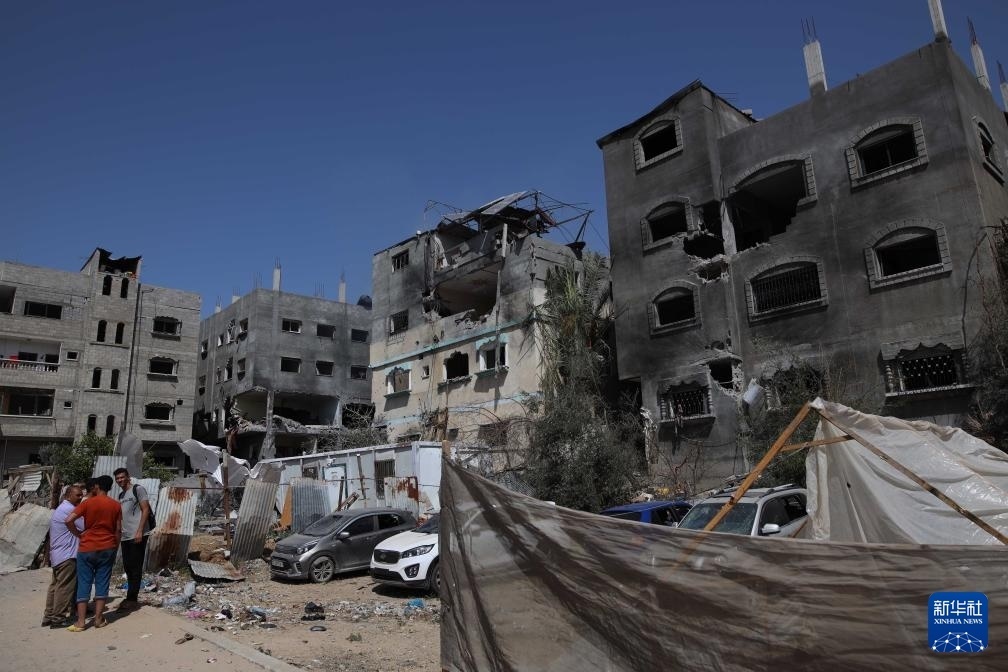 這是6月8日在加沙地帶中部努賽賴特難民營拍攝的在以軍襲擊中受損嚴重的房屋及車輛。新華社發(fā)（馬爾萬·達烏德攝）