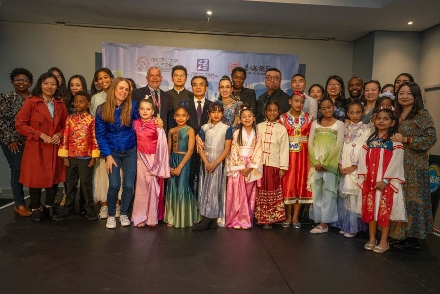 中南嘉賓與選手們合影。