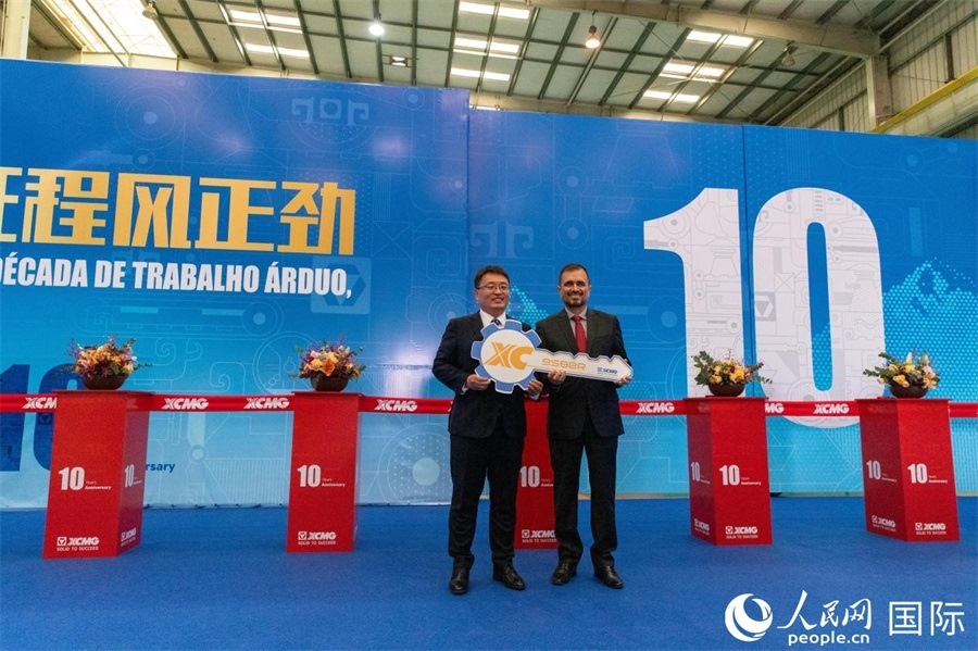 儀式上，徐工巴西制造總經(jīng)理李寒光將第23456臺產(chǎn)品鑰匙交付給客戶巴西Simak公司首席執(zhí)行官安德森·阿布魯手中。 人民日報社拉美中心分社 威廉·科埃略·維亞納攝