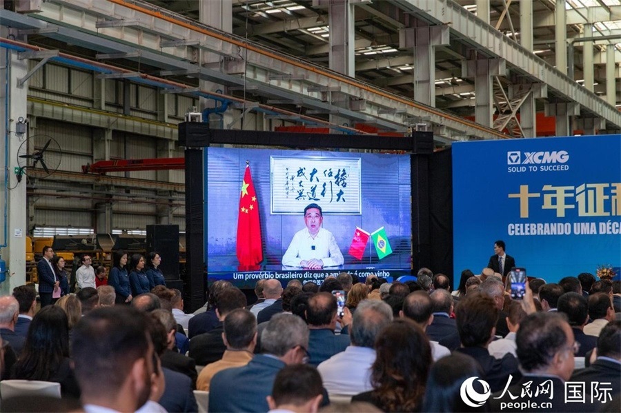 徐工集團、徐工機械董事長楊東升在視頻致辭中表示，徐工作為中國工程機械的排頭兵，堅定不移實施國際化主戰(zhàn)略，投資運營的徐工巴西制造基地成為見證中巴友誼的標桿示范。 人民日報社拉美中心分社 威廉·科埃略·維亞納攝