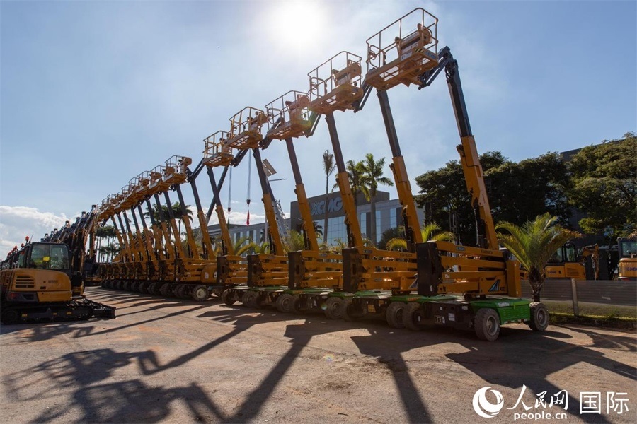 在徐工巴西制造生產(chǎn)基地，一批完成生產(chǎn)的設備正準備交付客戶。 人民日報社拉美中心分社 威廉·科埃略·維亞納攝