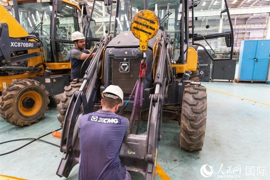 兩名徐工巴西制造基地的當?shù)貑T工正在進行設備安裝和調(diào)試。 人民日報社拉美中心分社 威廉·科埃略·維亞納攝